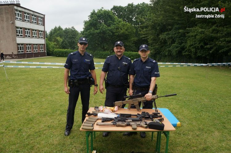 Policjanci urządzili dzieciom strzelnicę na festynie szkolnym, Policja Śląska
